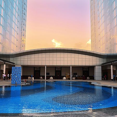 Ksl Hotel & Resort Johor Bahru Eksteriør billede The pool at the hotel