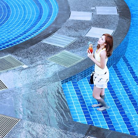 Ksl Hotel & Resort Johor Bahru Eksteriør billede A woman at the pool