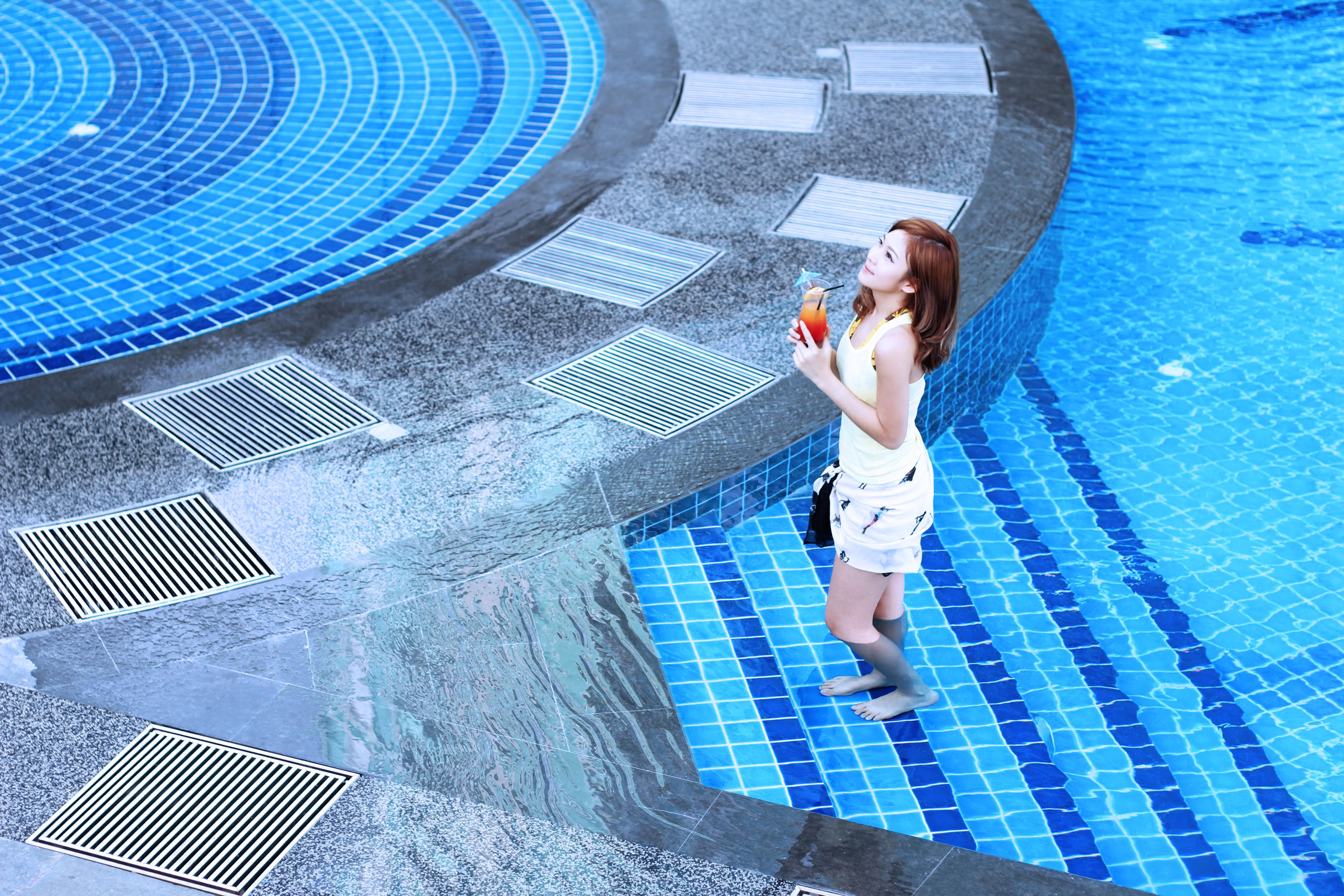 Ksl Hotel & Resort Johor Bahru Eksteriør billede A woman at the pool