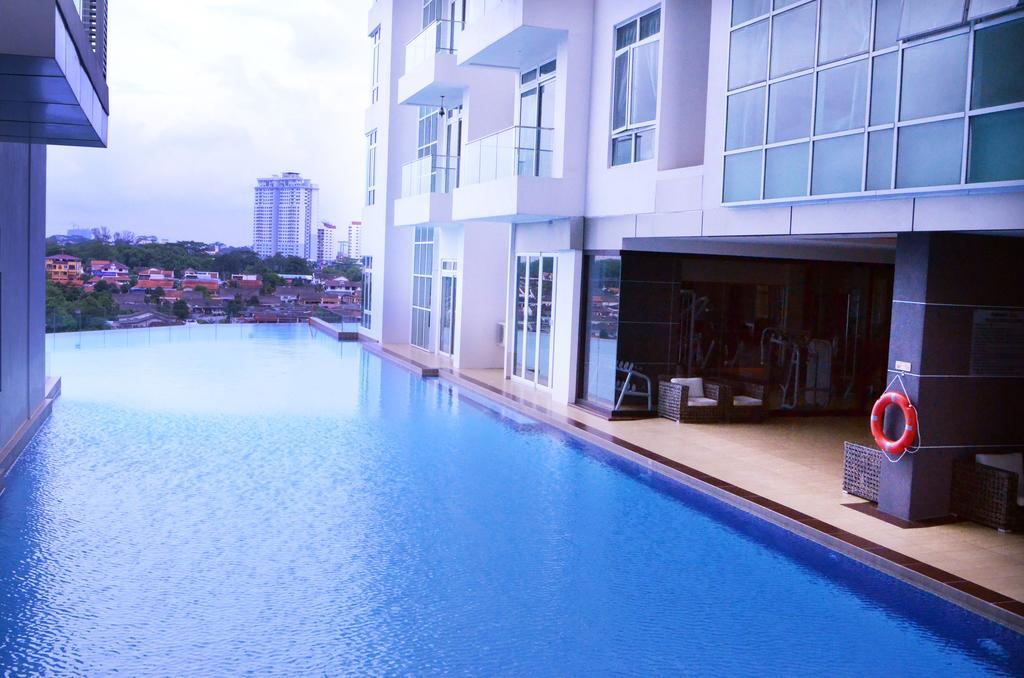 Ksl Hotel & Resort Johor Bahru Eksteriør billede The pool at the hotel