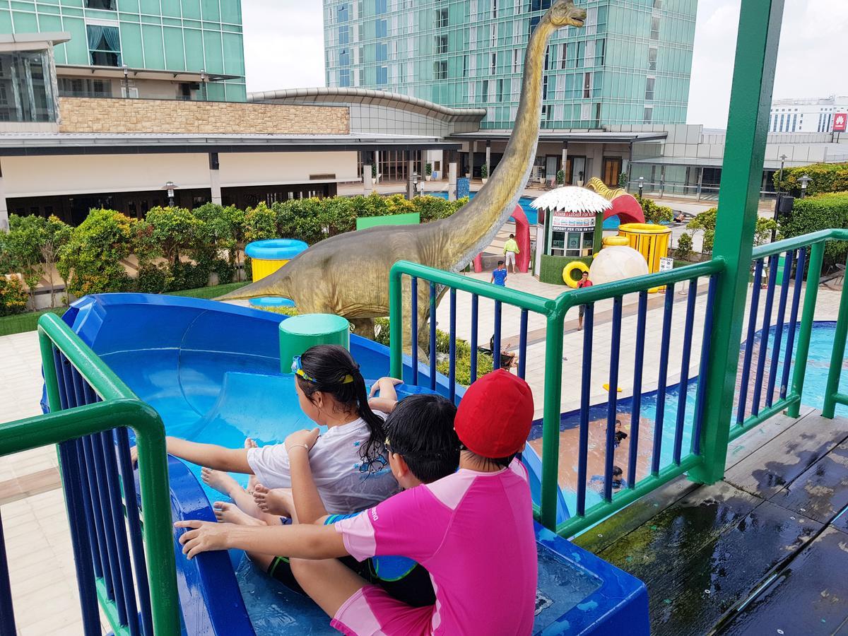 Ksl Hotel & Resort Johor Bahru Eksteriør billede Dinosaurs at the park
