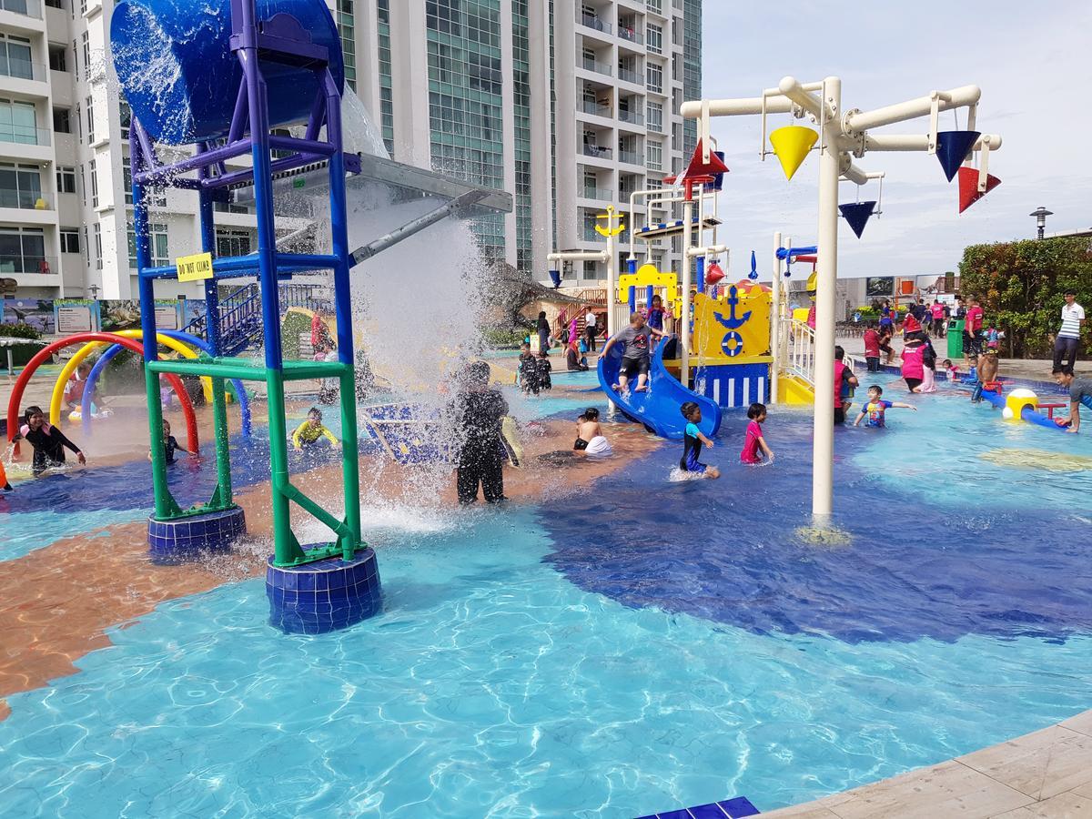 Ksl Hotel & Resort Johor Bahru Eksteriør billede The children's playground at the park